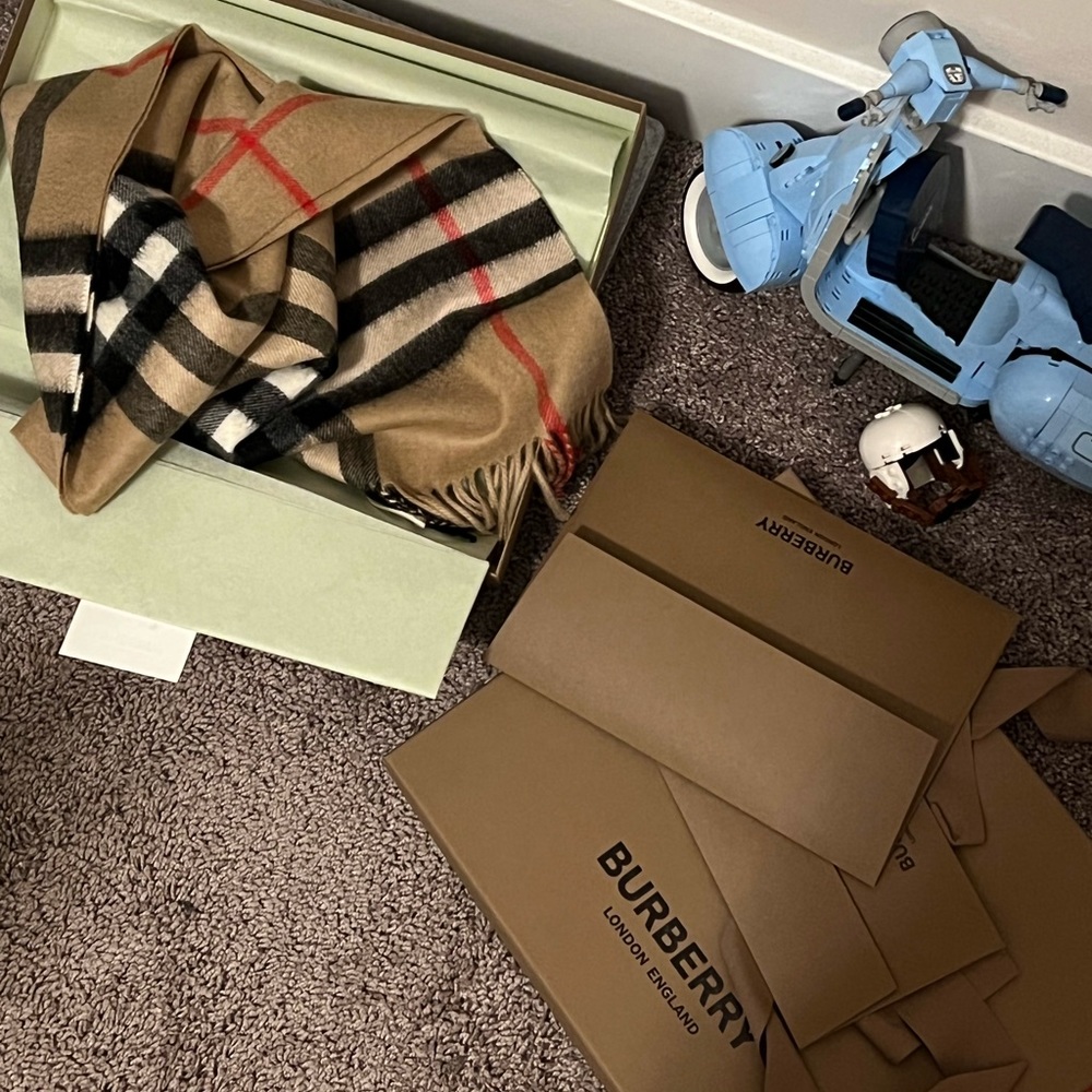 Burberry scarve brand new
